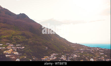 Bâtiments dans les montagnes à l'île d'ischia à partir de la vue de drones Banque D'Images