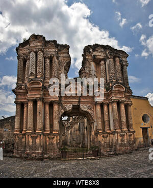 Ruines d'une ancienne cathédrale entrée dans Antigua Guatemala. Banque D'Images