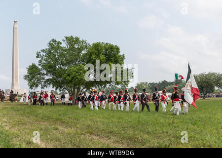 Les forces mexicaines à l'avance à la bataille de San Jacinto annuel Festival et reconstitution de la bataille, un salon-histoire racontant et démonstration de la bataille historique de San Jacinto dans la porte, Texas Banque D'Images