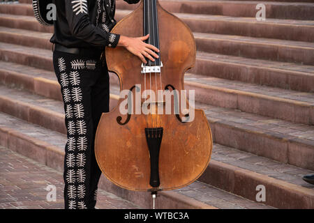 Musicien Mariachi joue la contrebasse Banque D'Images