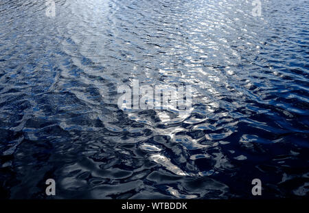 Bleu Soleil reflété sur l'eau agitée Banque D'Images