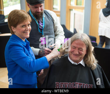 Edinburgh, Royaume-Uni. 5 septembre 2019. Sur la photo : (gauche) Nicola Sturgeon MSP - Scottish Premier ministre et leader du SNP, la coupe de cheveux (à droite) David Torrance, pour le SNP Kirkcaldy's MSP, pour Maggies Cancer, hacher la RDP. Colin Fisher/CDFIMAGES.COM Banque D'Images