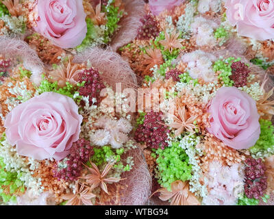 Bouquet de fleurs de rose, de bouquet de fleurs roses gerbera oeillets, fleurs bouquet organiser pour la décoration de la maison, fleurs bouquet pour le Banque D'Images