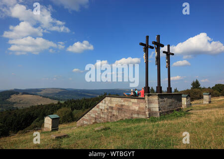 Die drei Golgota-Kreuze auf dem Kreuzberg, nahe der Stadt Bischofsheim an der Rhön, Landkreis Rhön-Grabfeld, Unterfranken, Bayern, Deutschland. Le th Banque D'Images