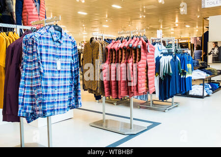 Des présentoirs de vêtements pour hommes à vendre dans un magasin Marks and Spencer, à Truro, en Cornouailles. Banque D'Images