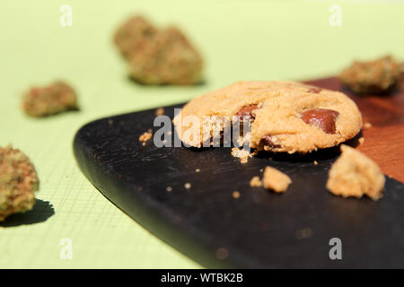 Chocolate Chip Cookie faite avec la marijuana comestibles Banque D'Images