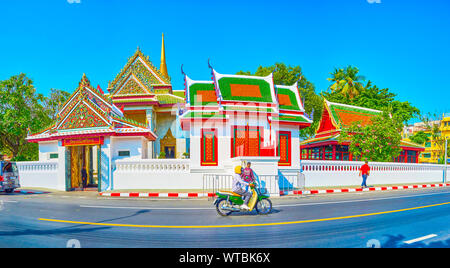 BANGKOK, THAÏLANDE - 24 avril 2019 : la magnifique architecture de l'Ubosot et les portes de la Wat Bowonniwet Vihara dans quartier central, sur Banque D'Images