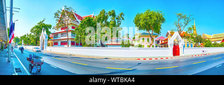 BANGKOK, THAÏLANDE - 24 avril 2019 : vue panoramique sur grand religion complexe avec Wat Bowonniwet Vihara avec son chedi doré, le 24 avril à B Banque D'Images