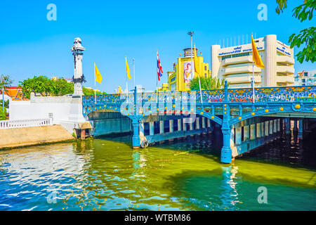 BANGKOK, THAÏLANDE - 24 avril 2019 : Le Pont Phan Fa Lilat avec garde-corps en treillis métallique est l'un des plus beaux ponts sur khlongs (canaux) Banque D'Images