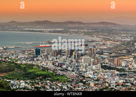 Sur les toits de la ville et le port au coucher du soleil, Cape Town, Western Cape, Afrique du Sud Banque D'Images