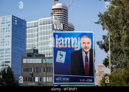 Tel Aviv, Israël. Sep 11, 2019. Une campagne électorale banner d'Avigdor Lieberman, chef du parti Yisrael Beiteinu israélienne, est vu d'avance sur l'élection législative israélienne, qui doit avoir lieu le 17 septembre 2019. Credit : Ilia Efimovitch/dpa/Alamy Live News Banque D'Images