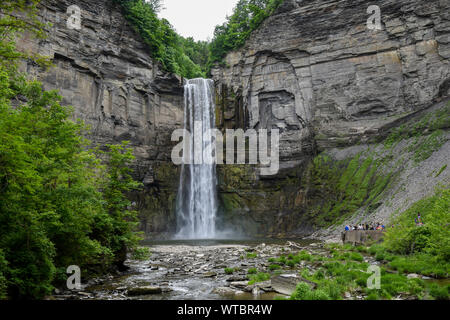 Les touristes prendre dans une vue à couper le souffle de Taughannock Falls Banque D'Images