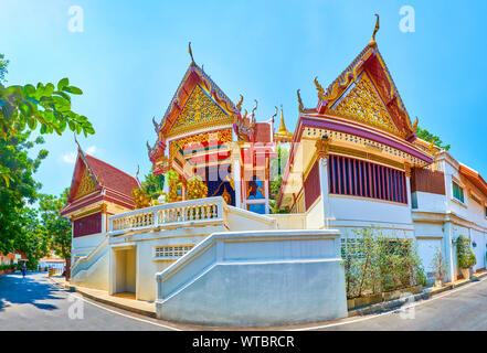 BANGKOK, THAÏLANDE - 24 avril 2019 : La vue panoramique sur le lieu de culte situé sur la route menant au temple Wat Saket, le 24 avril à Bangkok Banque D'Images