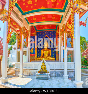 La sculpture d'or de Bouddha à petit sanctuaire à côté de Wat Saket temple, Bangkok, Thaïlande Banque D'Images