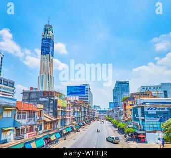 BANGKOK, THAÏLANDE - 24 avril 2019 : Le moderne Ratchathewi District avec son principal monument, la tour Baiyoke II, le deuxième plus haut bâtiment de la ville, Banque D'Images