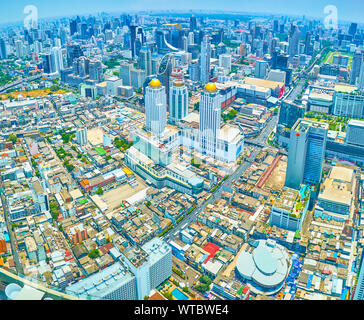 BANGKOK, THAÏLANDE - 24 avril 2019 : La vue aérienne de la tour Baiyoke II sur les quartiers d'affaires de la ville avec des édifices modernes, le 24 avril à Banque D'Images