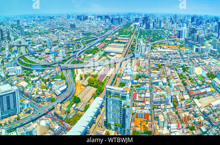 BANGKOK, THAÏLANDE - 24 avril 2019 : panorama de ville moderne avec des édifices élevés et une grande intersection de l'autoroute, le 24 avril à Bangkok Banque D'Images