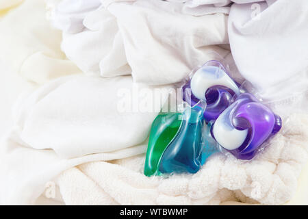 Capsules de gel de lavage avec détergent à lessive, capsule avec détergent à lessive sur fond blanc. Avec passe-linge. Banque D'Images