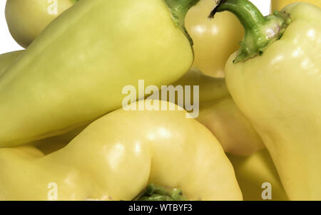 Fond jaune-vert de l'image des légumes poivrons mûrs Banque D'Images