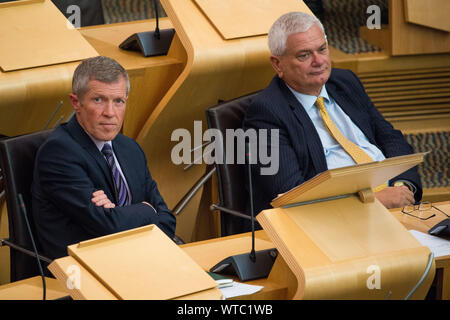 Edinburgh, Royaume-Uni. 5 septembre 2019. Sur la photo : (L-R) Willie Rennie MSP - Leader du Parti Libéral Démocrate écossais ; Mike gronde pour MSP nord-est de l'Écosse. Débat du gouvernement écossais : éviter un pas de traiter la sortie de l'UE. Que le Parlement reconnaît que le Royaume-Uni ne devrait en aucun cas quitter l'UE sur un accord de non-base, et condamne la suspension du Premier Ministre du parlement britannique depuis le 9 septembre jusqu'au 14 octobre 2019. Le résultat de la division est : Pour 87, contre 28, abstentions 0. Colin Fisher/CDFIMAGES.COM Banque D'Images