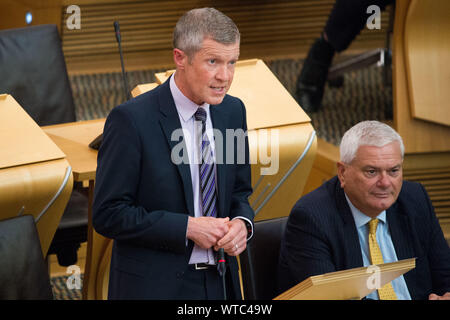 Edinburgh, Royaume-Uni. 5 septembre 2019. Sur la photo : (L-R) Willie Rennie MSP - Leader du Parti Libéral Démocrate écossais ; Mike gronde pour MSP nord-est de l'Écosse. Débat du gouvernement écossais : éviter un pas de traiter la sortie de l'UE. Que le Parlement reconnaît que le Royaume-Uni ne devrait en aucun cas quitter l'UE sur un accord de non-base, et condamne la suspension du Premier Ministre du parlement britannique depuis le 9 septembre jusqu'au 14 octobre 2019. Le résultat de la division est : Pour 87, contre 28, abstentions 0. Colin Fisher/CDFIMAGES.COM Banque D'Images