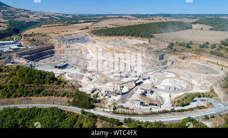 Vue aérienne de la carrière de pierres à Rascalat Aguessac Banque D'Images