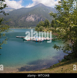 Le lac Lago di Ledro parmi les Alpes du Trentin dans le district. Banque D'Images