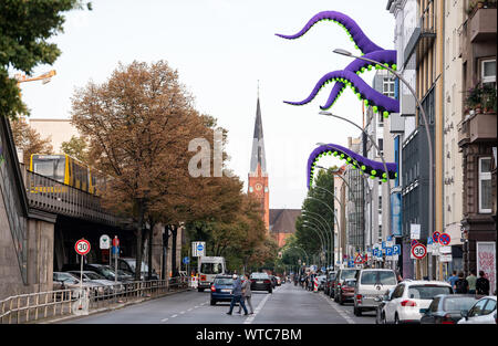 Berlin, Allemagne. Sep 11, 2019. Tentacules géantes semblent sortir d'une maison à Schöneberg. L'art action est partie de la Biennale 2019 pays urbain, qui aura lieu du 13 au 15 septembre 2019. Bülowstrasse à Crédit : Bernd von Jutrczenka/dpa/Alamy Live News Banque D'Images