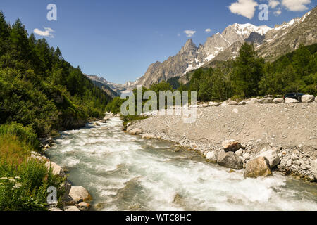 Paysage de montagne avec la rivière Dora dans la vallée Val Ferret avec le Mont Blanc et Aiguille Noire pics dans l'arrière-plan en été, Courmayeur, Italie Banque D'Images