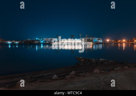 Exposition longue durée d'El Gouna lagoon en vue d'un hôtel dans la nuit. Banque D'Images