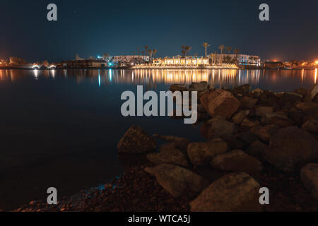 Exposition longue durée d'El Gouna lagoon en vue d'un hôtel dans la nuit. Banque D'Images