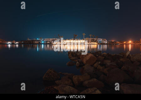 Exposition longue durée d'El Gouna lagoon en vue d'un hôtel dans la nuit. Banque D'Images