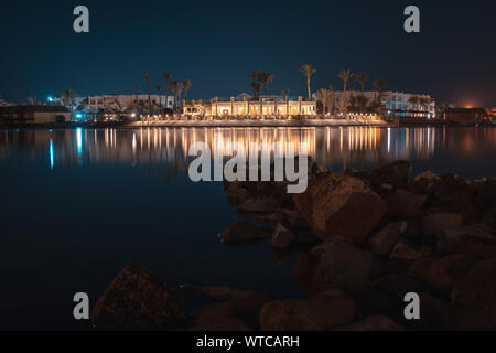 Exposition longue durée d'El Gouna lagoon en vue d'un hôtel dans la nuit. Banque D'Images