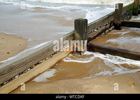 Sur Gorleston Mer, Norfolk, Angleterre, le bois de défense de la mer sur la plage de sable Banque D'Images