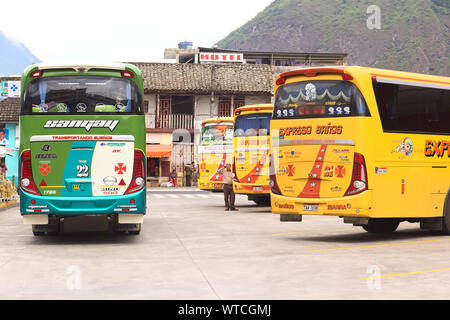 BANOS, EQUATEUR - février 22, 2014 : les bus au terminal de bus le 22 février 2014 à Banos, Equateur. Banque D'Images