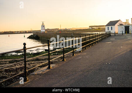 La promenade à la recherche des pilotes vers Heugh Leuchtturm à Hartlepool Banque D'Images