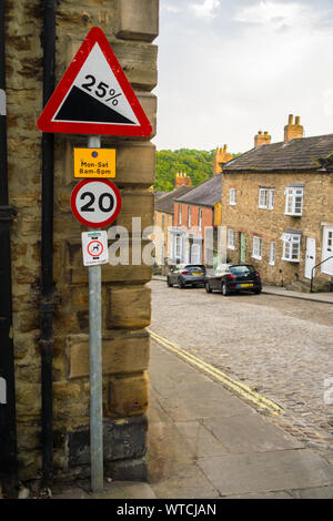 UK de signalisation routière pour une limite de vitesse sur une colline raide Banque D'Images