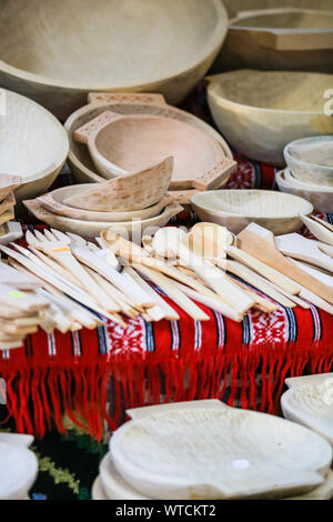 Outils de cuisine en bois faits à la main à la vente à un festival gastronomique à Bucarest, Roumanie - 2019 Banque D'Images