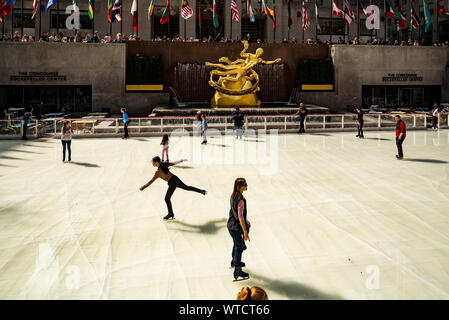 La célèbre patinoire près de Rockefeller Center à New York, États-Unis. Banque D'Images