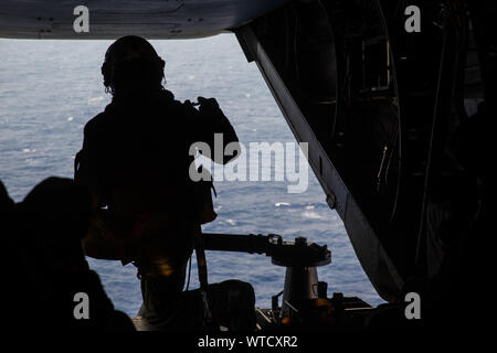 Un Marine Marine avec l'escadron 265 à rotors basculants moyen (renforcée), 31e Marine Expeditionary Unit, se prépare à un incendie M240B mitrailleuse moyenne après la simulation d'un raid à longue portée sur la mer des Philippines, 14 août 2019. Le 31e Escadron amphibie et MEU 11, à bord des navires du groupe amphibie Wasp, a mené une série d'opérations successives qui simule la force expéditionnaire de la marine à partir de la manœuvre interarmes de la rive, actifs amphibie marine utilisant les capacités du groupe de travail intégré dans tous les domaines de combat. (U.S. Marine Corps photo par Lance Cpl. Kenny Nunez Bigay) Banque D'Images