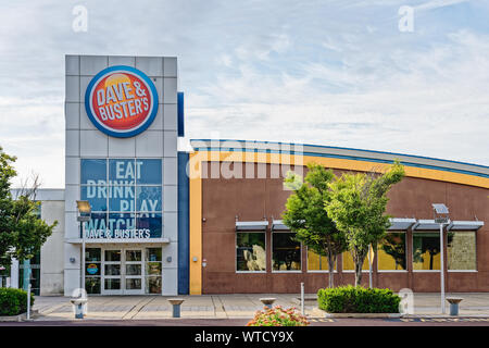 Plymouth Meeting, PA - 1 septembre 2019 : Dave and Busters au Plymouth Meeting Mall est un bar sportif restaurand style et arcade. Banque D'Images