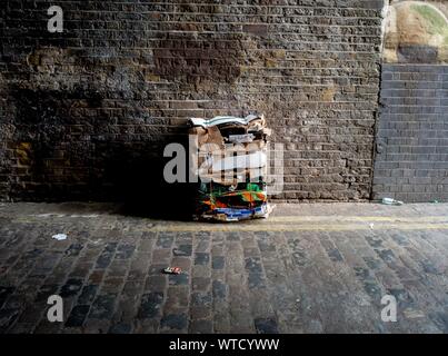 Une balle de carton dans une allée de l'est de Londres Banque D'Images