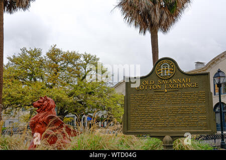 Savannah, GA - 10 Avril 2018 : signer et terre cuite rouge griffin statue fontaine en face de l'ancienne Bourse du coton de la Savane. Banque D'Images