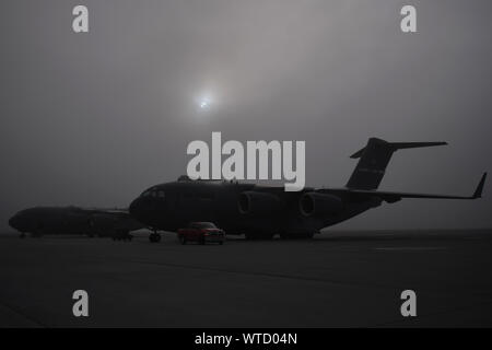 Deux U.S. Air Force C-17 Globemaster III sur l'aire d'attente de mobilité au cours de l'exercice 2019 Guardian à Fairchild Air Force Base, Washington, le 10 septembre, 2019. Gardien de la mobilité est la plus importante de l'Air Mobility Command Exercice construit à spectre complet pour tester les limites de leurs capacités et de renforcer les relations internationales et mixte. (U.S. Air Force photo par Airman First Class Ryan Gomez) Banque D'Images