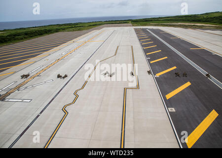 Marines avec Echo, l'entreprise Équipe de débarquement du bataillon, 2e Bataillon, 1er Marines, 31e Marine Expeditionary Unit, une garantie pendant une simulation de saisie de l'aérodrome après un raid à longue portée du navire d'assaut amphibie USS Wasp LHD (1) Centre de formation à l'Ie Shima, Okinawa, Japon, le 12 août 2019. Le 31e Escadron amphibie et MEU 11, à bord des navires du groupe amphibie Wasp, a mené une série d'opérations successives qui simule la force expéditionnaire de la marine à partir de la manœuvre interarmes de la rive, actifs amphibie marine utilisant les capacités du groupe de travail intégrés dans tous les warfightin Banque D'Images