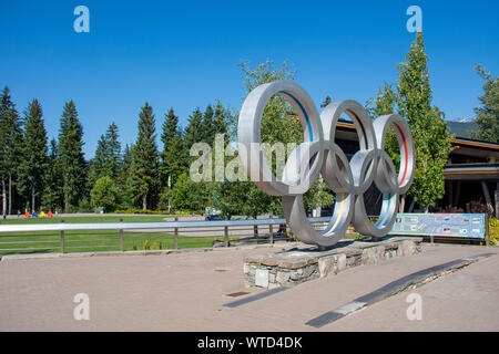 'Whistler, Colombie-Britannique / Canada - 08/07/2019 : le village de Whistler Vancouver 2010 Olympics joints toriques dans le village olympique dans le ciel bleu d'été." Banque D'Images