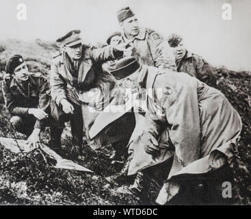 Le Général Mark W. Clark (1896 - 1984), commandant en chef de la 5e armée (centre), avec le personnel de l'armée, les agents de 5ème a visité un poste à l'avance. Banque D'Images