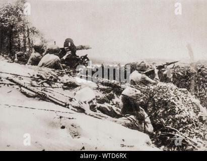 Dans la première, les lignes russes en Lituanie. Les premiers soins sont donnés par une infirmière à un soldat blessé dans une coupe au petit bonheur. 1941 Banque D'Images