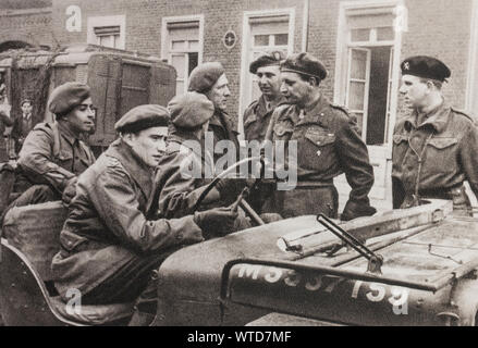 Le colonel Piron donne ses ordres. À la tête de sa brigade grincheux, il a été le premier à passer à la Belgique. Banque D'Images