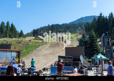 'Whistler, Colombie-Britannique / Canada - 08/07/2019 - Whistler Village vtt d'été à Crankworks activité à la montagne et obstacles con Banque D'Images